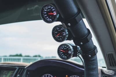 日産 V36スカイライン:ロールバーには追加メーターが配置され、レーシーなムードを醸し出している