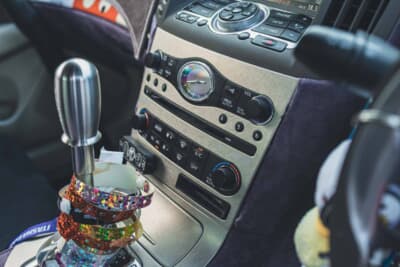日産 V36スカイライン:センターコンソールはボディカラーとシンクロしたカラーリング。内外を統一することで完成度を高める