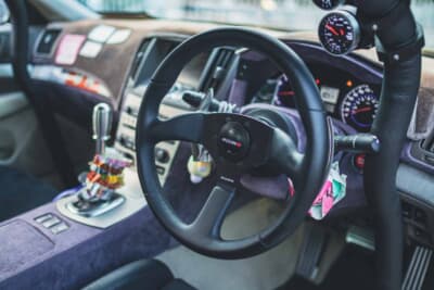 日産 V36スカイライン:ラフィックスのボスを使用して脱着可能にしスポーティな雰囲気を高めるニスモ製ステアリング