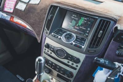 日産 V36スカイライン:インパネ周りにはパープルを配色するなど隅々までしっかりと作り込まれている