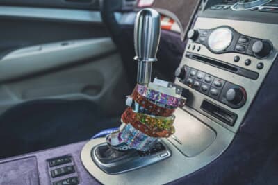 日産 V36スカイライン:AT車のプッシュ式操作に対応できるよう独自に内部加工を施して取り付けられたLIKEWISEのシフトノブ