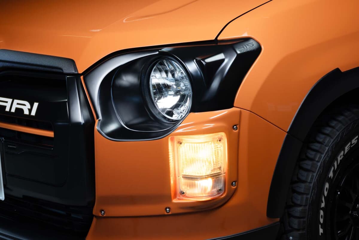 アクアのオレンジに丸目2灯化で商用車感を払拭。リフトアップした
