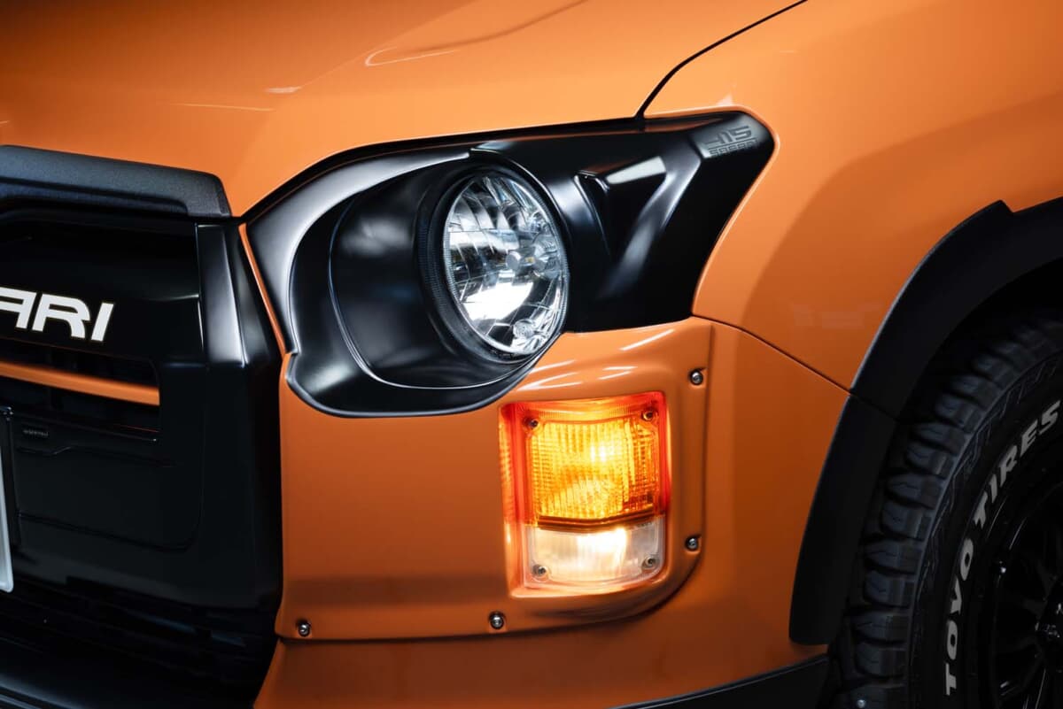 アクアのオレンジに丸目2灯化で商用車感を払拭。リフトアップした