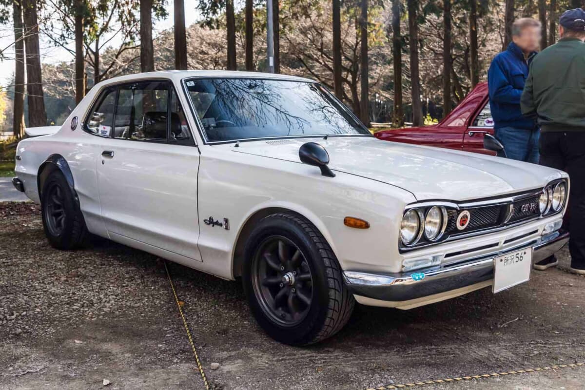 外した純正部品をストックし35年維持するスタイル。1972年式ハコスカGT