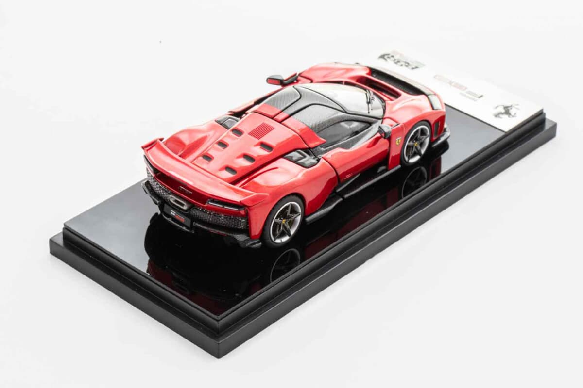 7.6センチのミニカーでドアフル開閉。BBR製1/64フェラーリ「F80」は