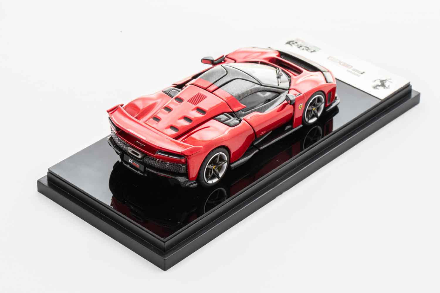 7.6センチのミニカーでドアフル開閉。BBR製1/64フェラーリ「F80」は