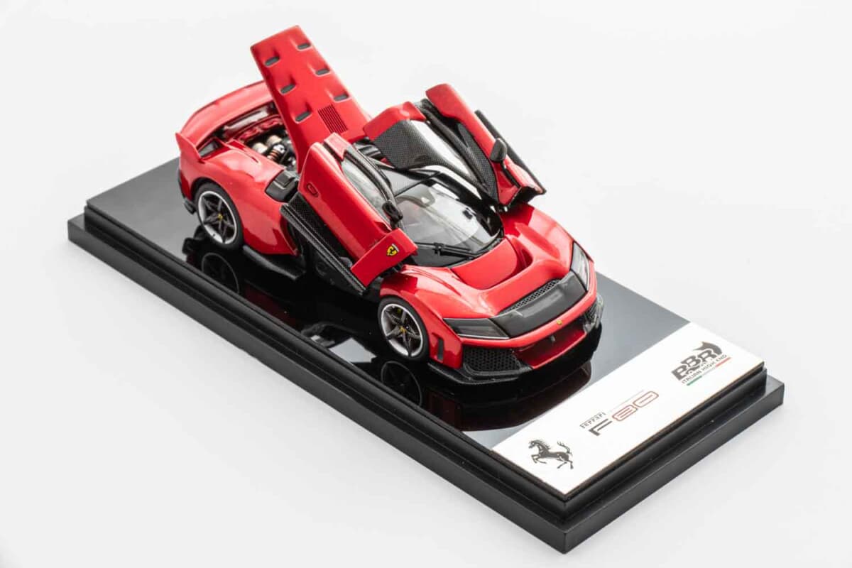 7.6センチのミニカーでドアフル開閉。BBR製1/64フェラーリ「F80」は