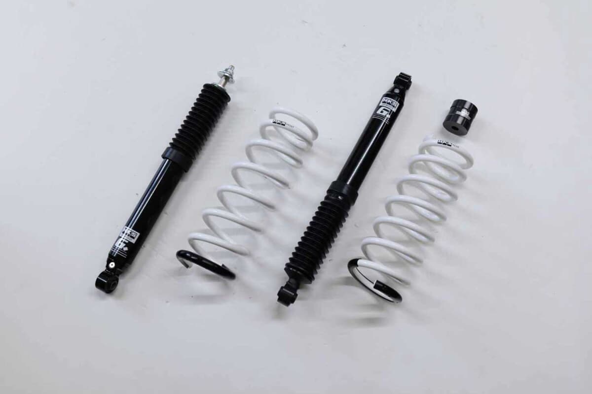 30mmローダウンと20mmリフトアップを設定。HKSが走りを整えるスズキ