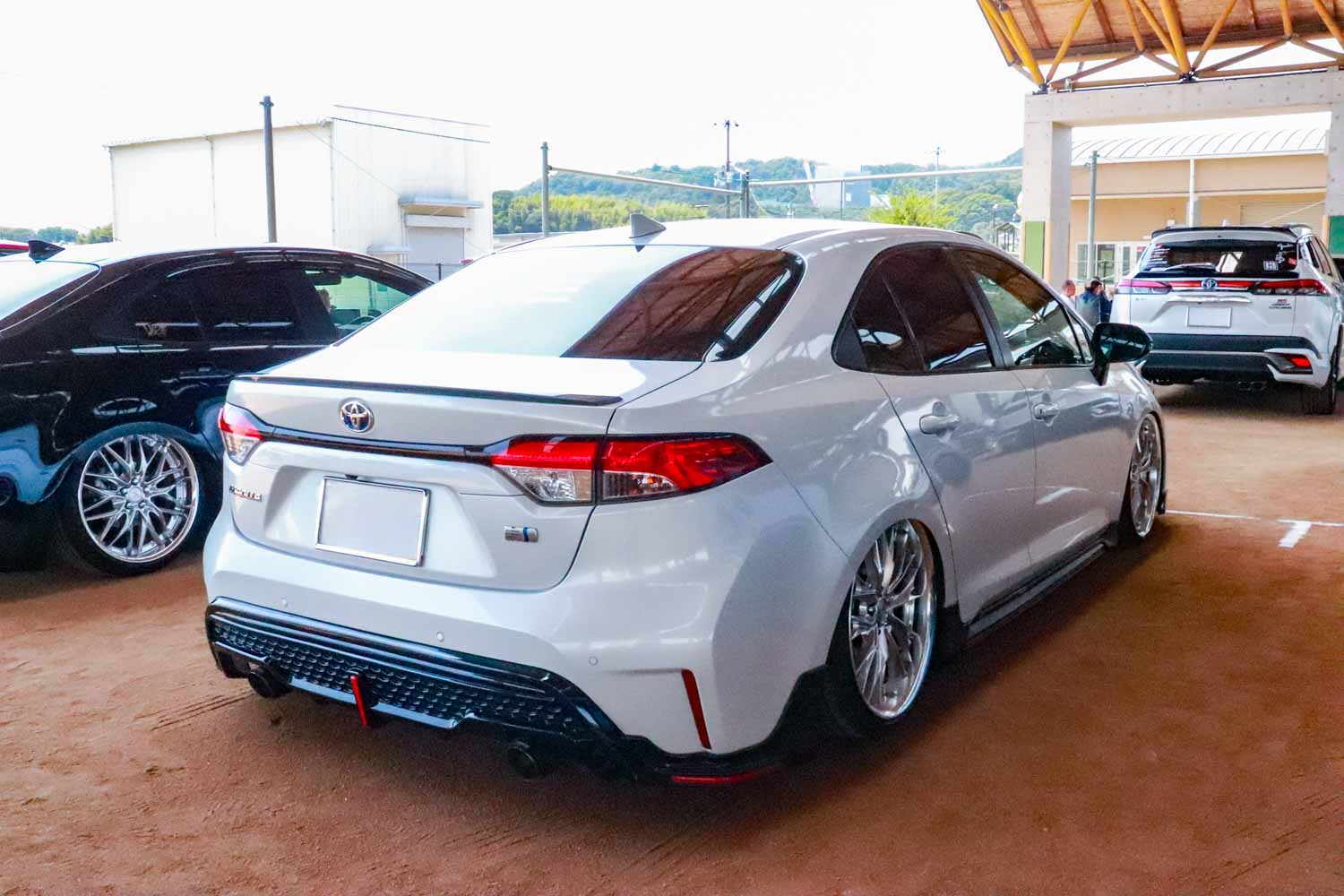 最終値下げ。50プリウス、CH-R、カローラスポーツエアサス脚のみ 社外エアサスで通勤時の車高をごまかす。トヨタ「カローラセダン」出禁