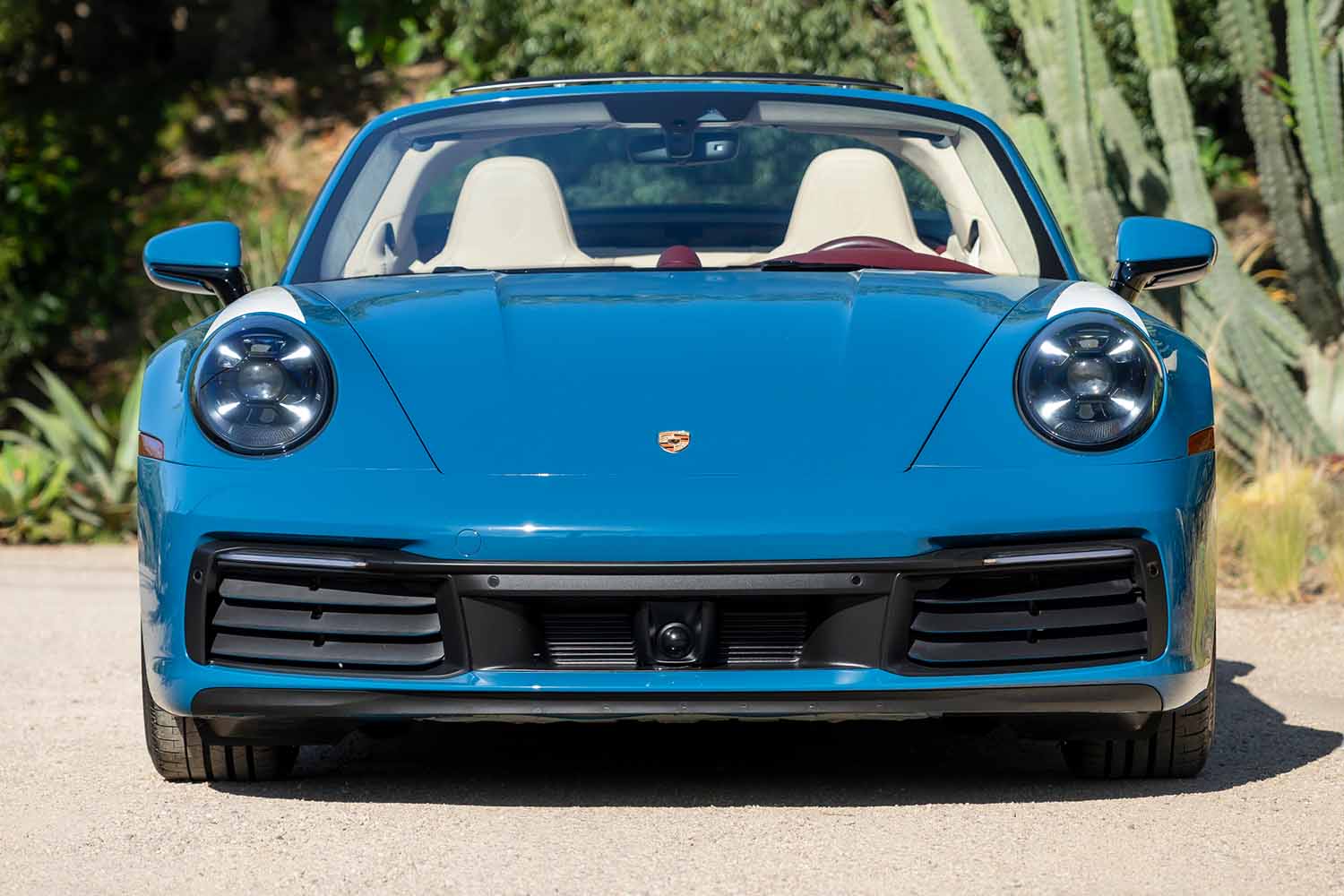 特注色オスロブルーの車体が約3298万円。ポルシェ911タルガ4S