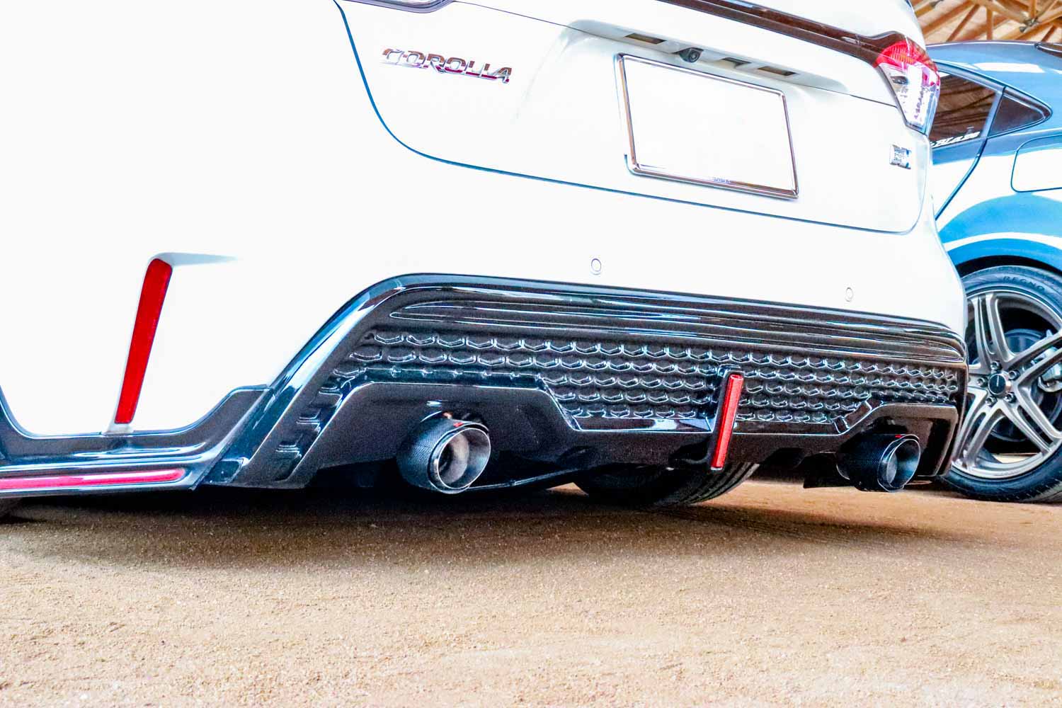 社外エアサスで通勤時の車高をごまかす。トヨタ「カローラセダン」出禁