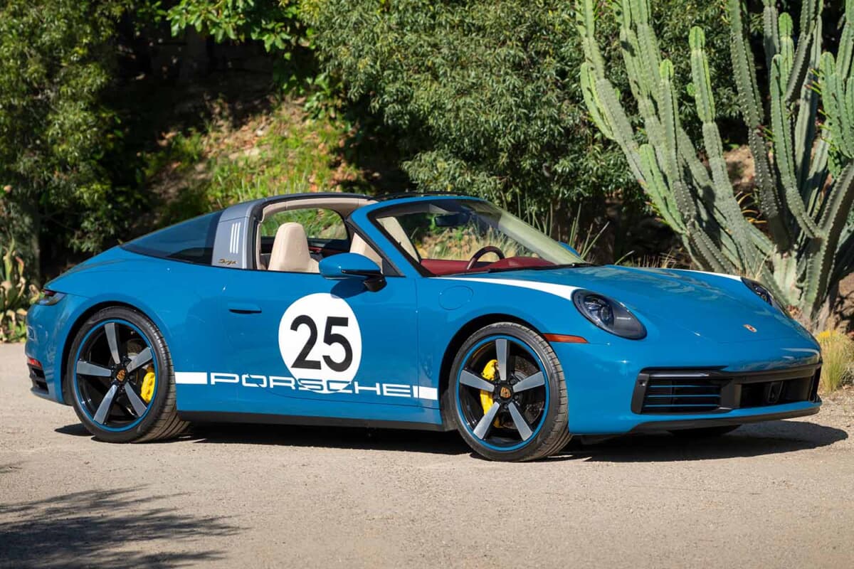 特注色オスロブルーの車体が約3298万円。ポルシェ911タルガ4S