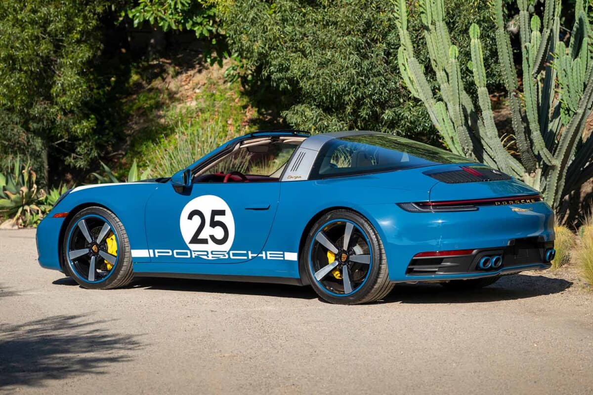 特注色オスロブルーの車体が約3298万円。ポルシェ911タルガ4S