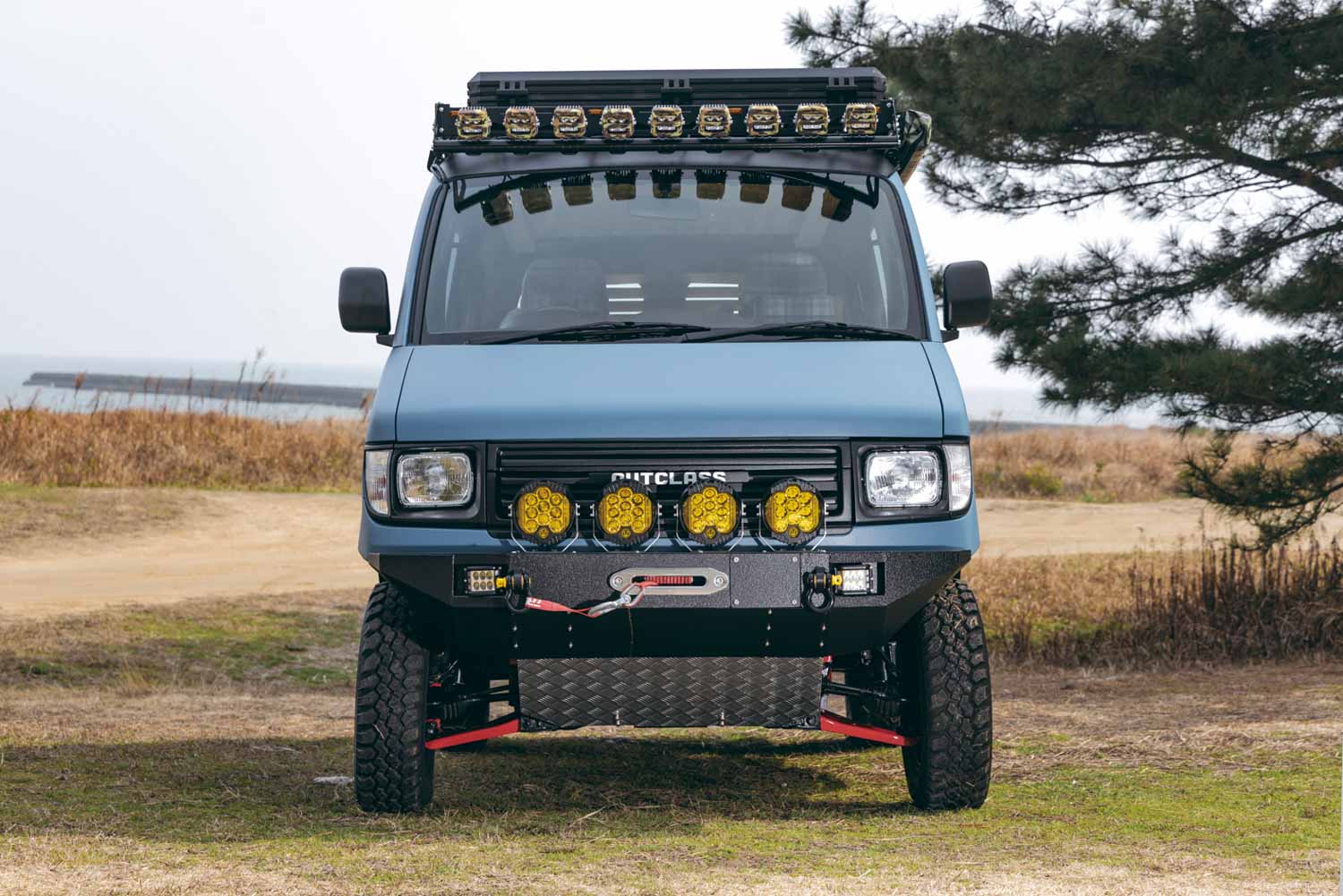商用車と思えないアメリカン顔。4インチ上げたタウンエースの車中泊