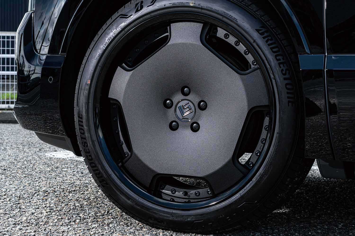 22インチの大径黒ホイールで足元を引き締める。トヨタ「センチュリー