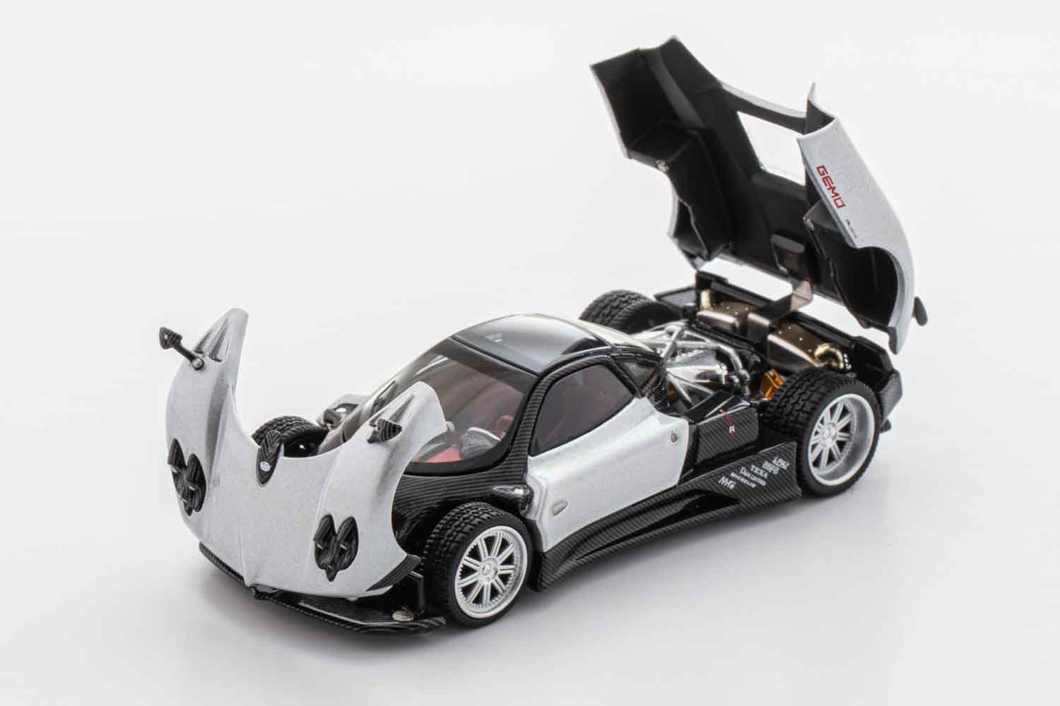 ALMOST REAL 1/64 パガーニ ゾンダF 1/64パガーニ ゾンダF精密モデル！ マグネット脱着とV12再現