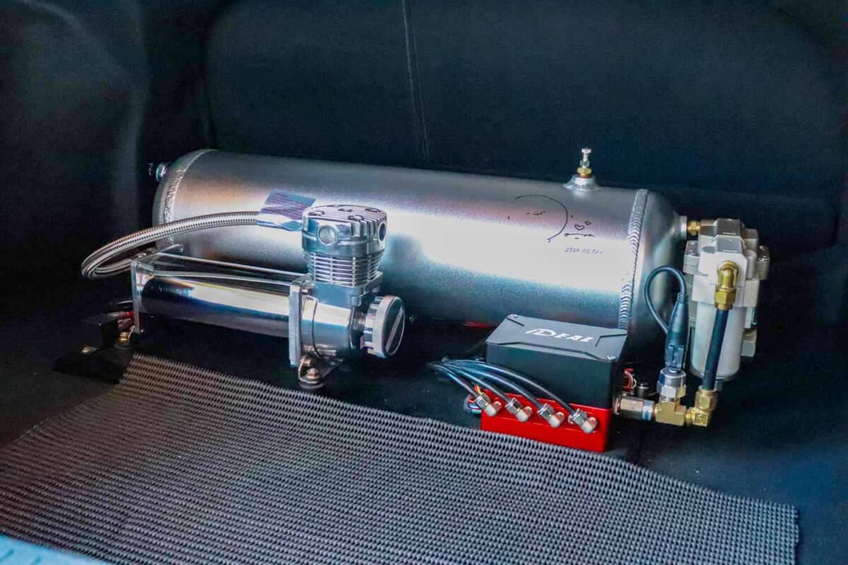 社外エアサスで通勤時の車高をごまかす。トヨタ「カローラセダン」出禁