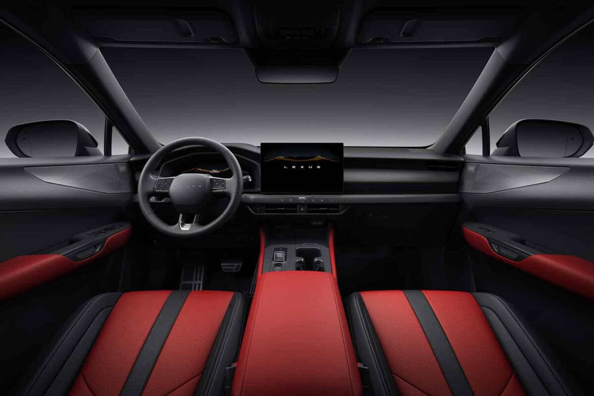 車内で5種の香りが選べる新機能。フロントマスクを一新したレクサス