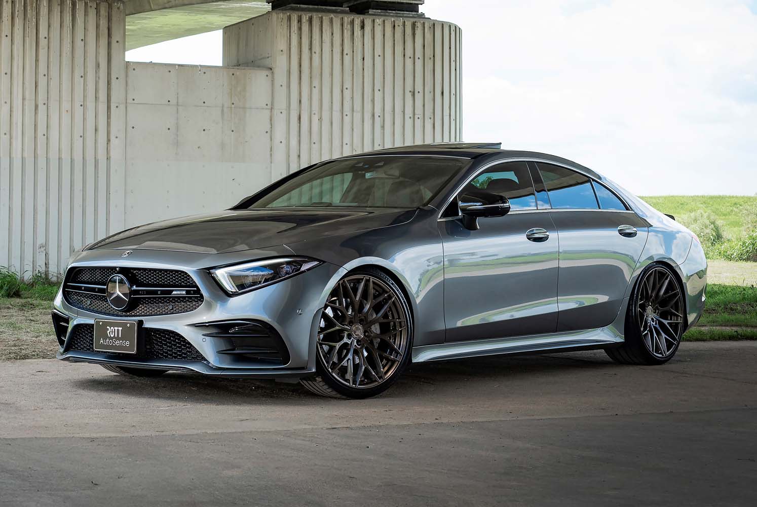 純正ラインを超える圧倒的な風格。メルセデスベンツCLS220dのAMG53仕様
