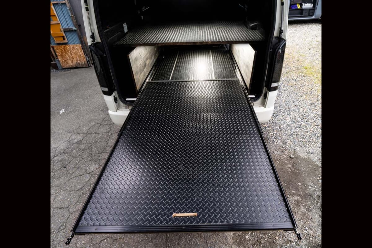 奥の荷物も楽に引き出せる。トヨタ「ハイエース」用スライドフロア付き