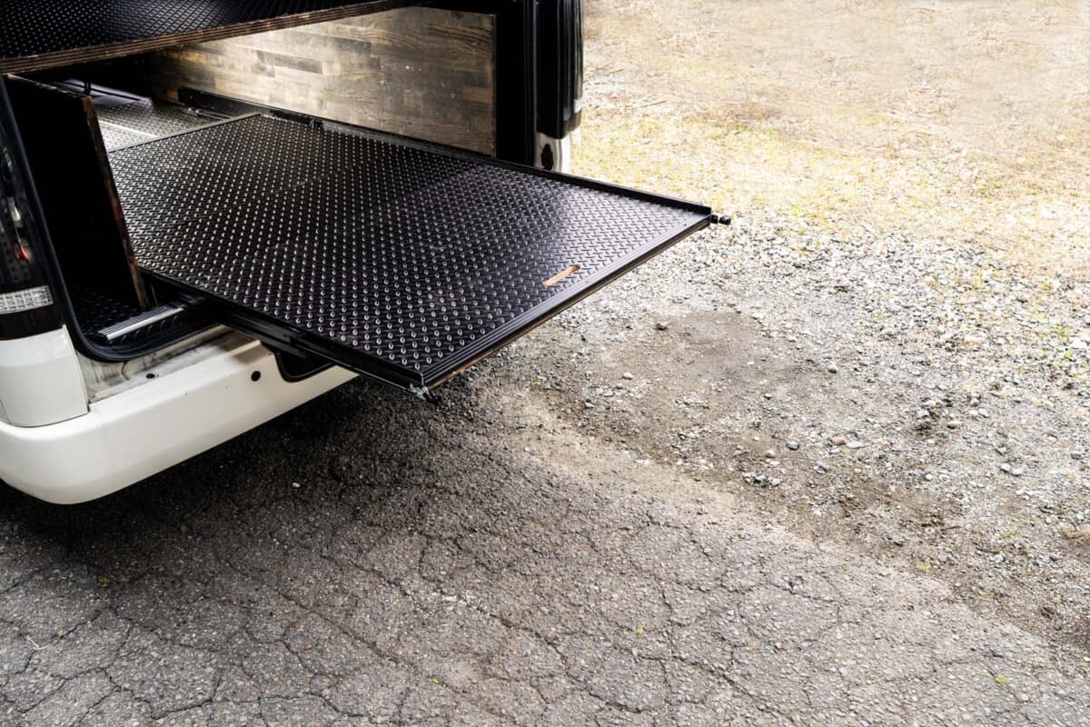 奥の荷物も楽に引き出せる。トヨタ「ハイエース」用スライドフロア付き