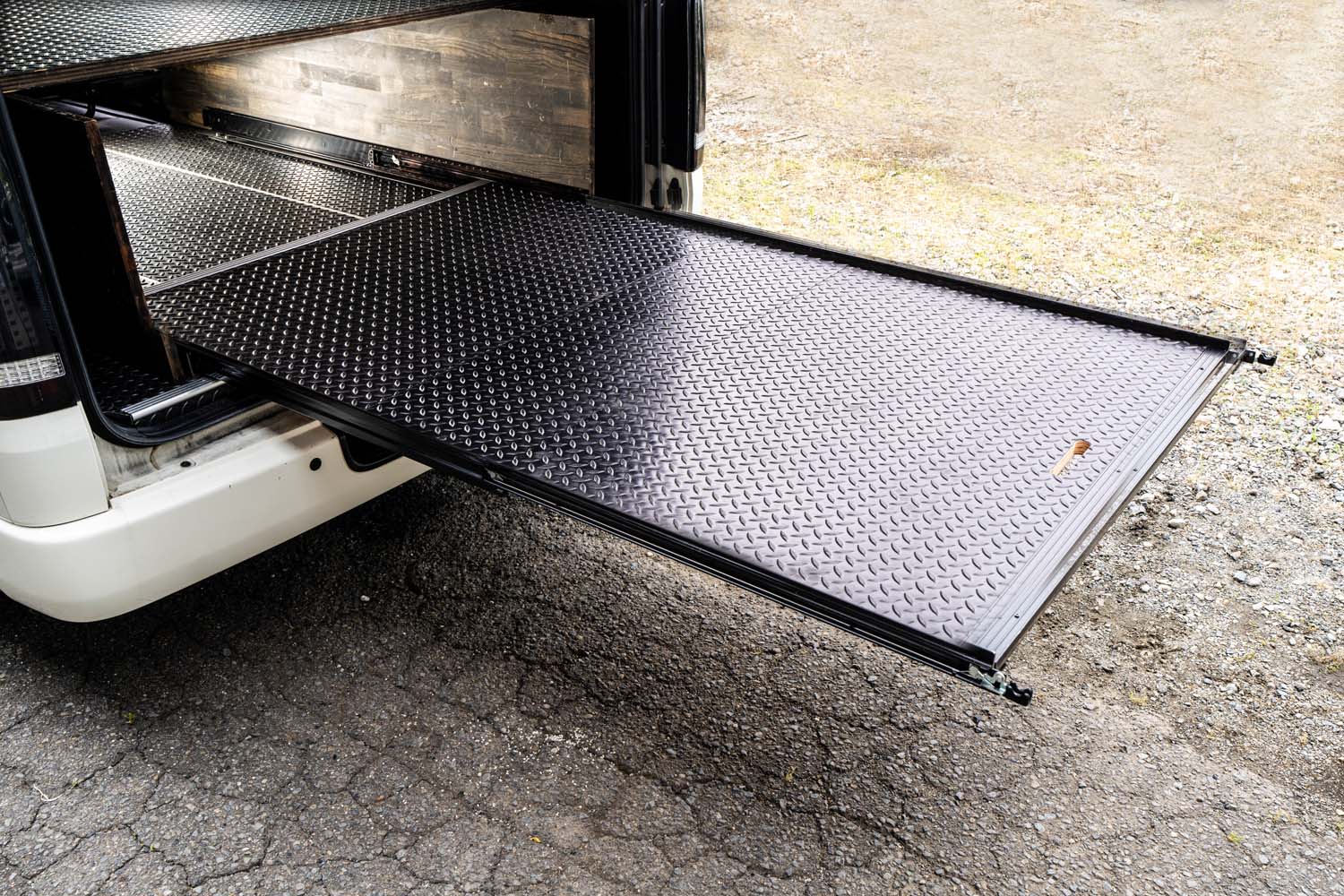 奥の荷物も楽に引き出せる。トヨタ「ハイエース」用スライドフロア付き
