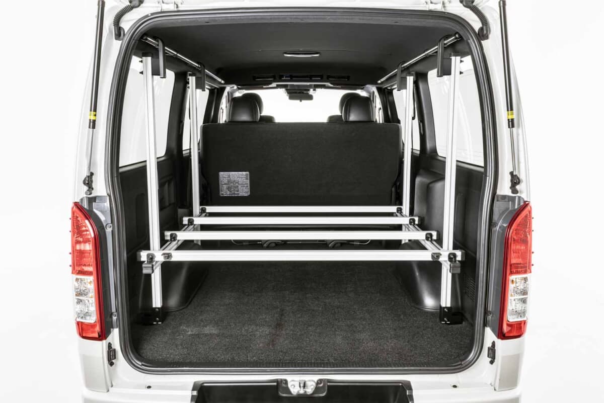 最大300kg積載で穴あけも不要。トヨタ「ハイエース」の荷室を上下2層に