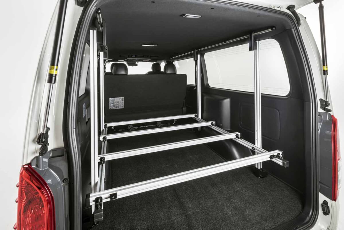 最大300kg積載で穴あけも不要。トヨタ「ハイエース」の荷室を上下2層に