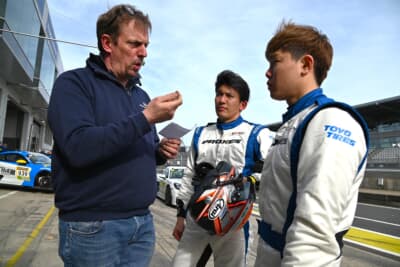 日本のレース環境と全く違ったこのニュルブルクリンクに身を置く事が、中山選手と小高選手にとって非常に良いプラクティスになり、レーシングドライバーとしての引き出しが大きく増えるだろうと語るUwe氏