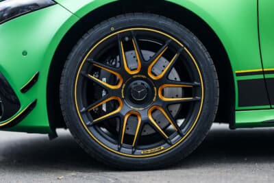 専用のホイールはイエローのアクセントが施されており、タイヤサイズは前後ともに245/35ZR19となる