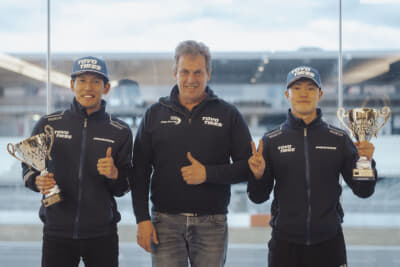 NLS開幕戦終了後に日本人ドライバーである中山選手と小高選手とともに。センターがUwe氏