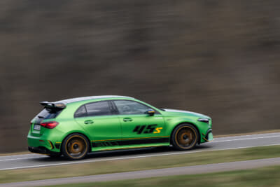 プロクセス スポーツ2が、400馬力オーバーのパワーをしっかりと受け止め、コーナーでもがっちりと路面を捉えていることが両の掌と腰から伝わってくる