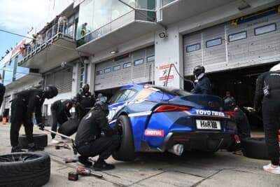 トーヨータイヤは、ニュルブルクリンクで新しい技術を開発し、タイヤのパフォーマンスを向上させてレースの結果につなげ、それを市販用タイヤにフィードバックしていく