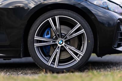 タイヤサイズはフロント：225/40R19、リア：255/35R19